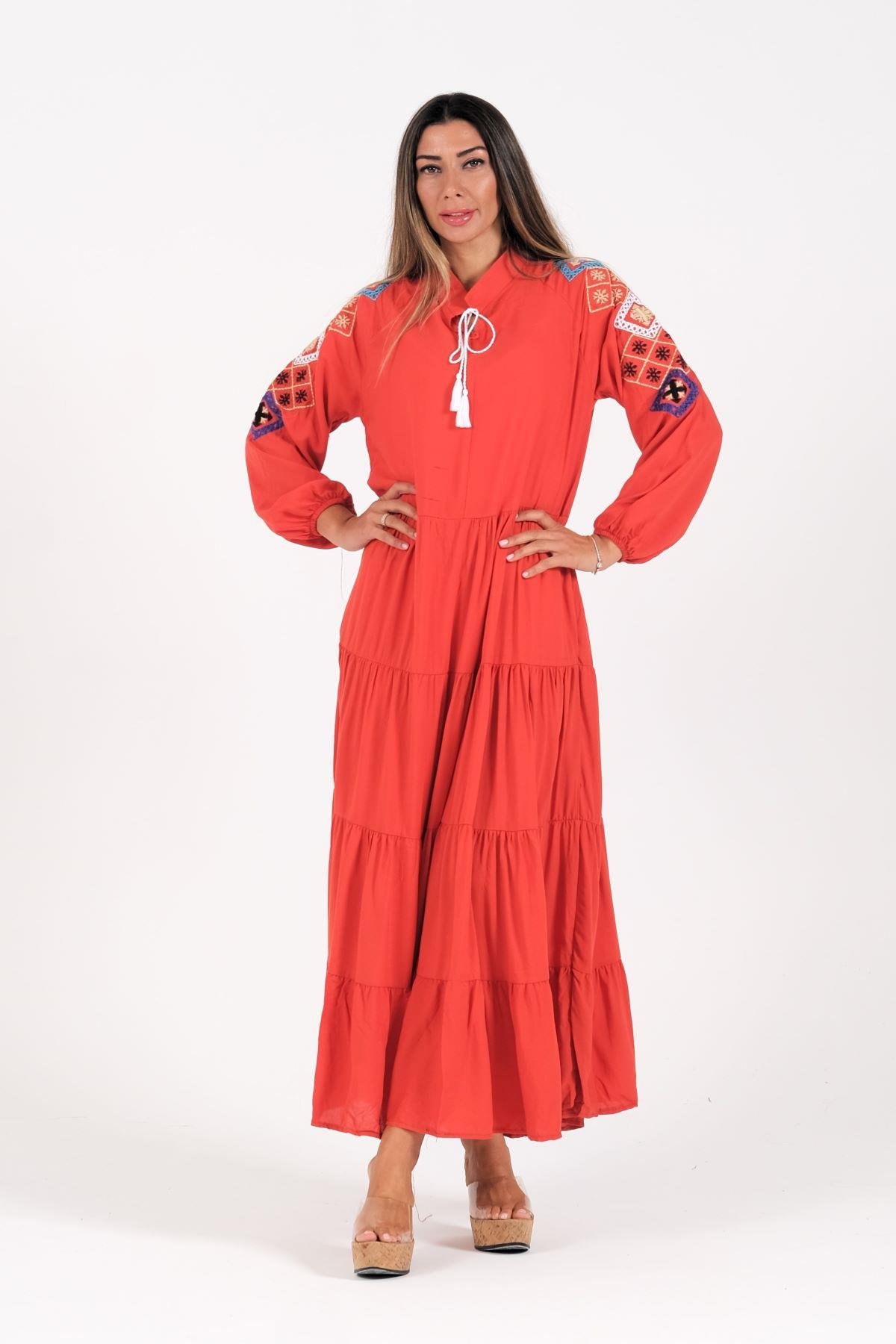 Kiremit Rengi Sıfır Yaka Kolları Nakışlı Eteği Kat Kat Uzun Elbise