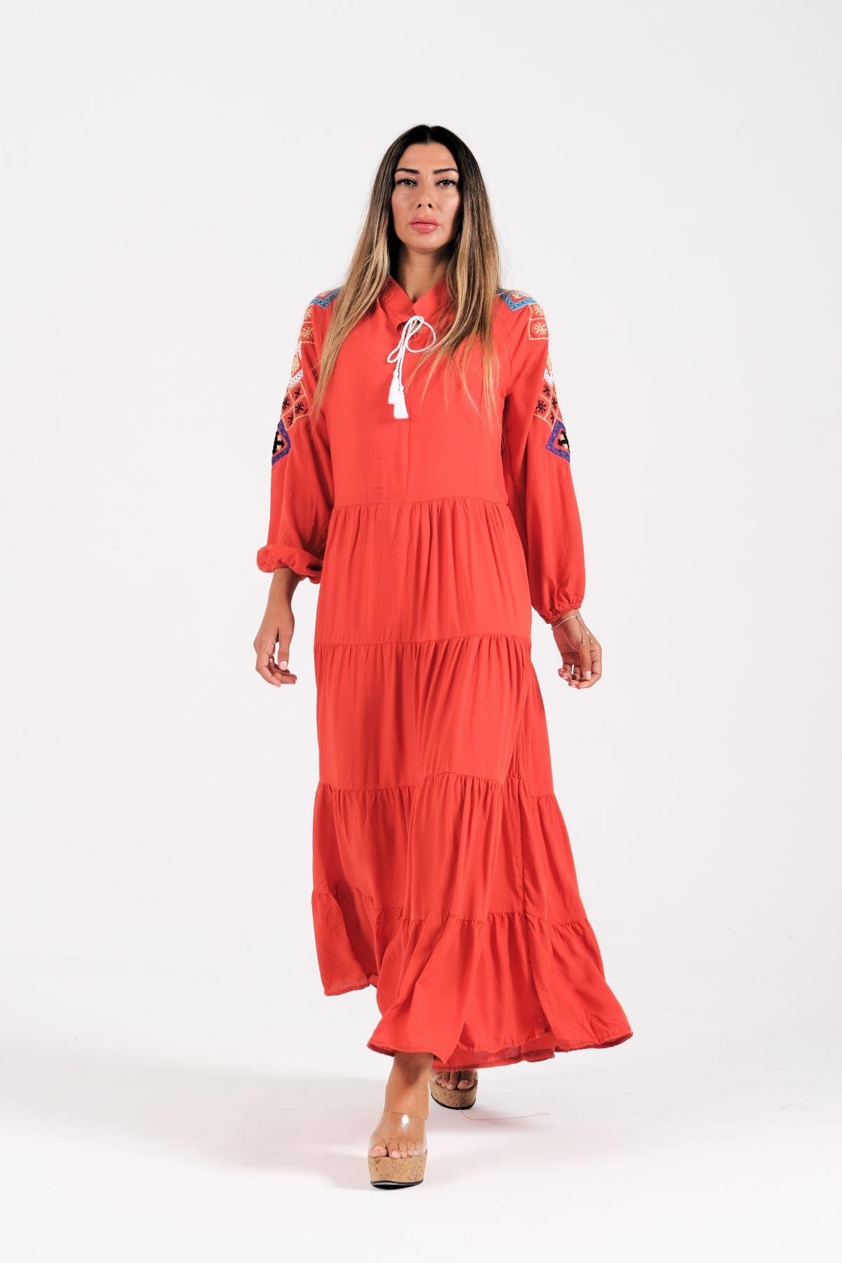 Kiremit Rengi Sıfır Yaka Kolları Nakışlı Eteği Kat Kat Uzun Elbise