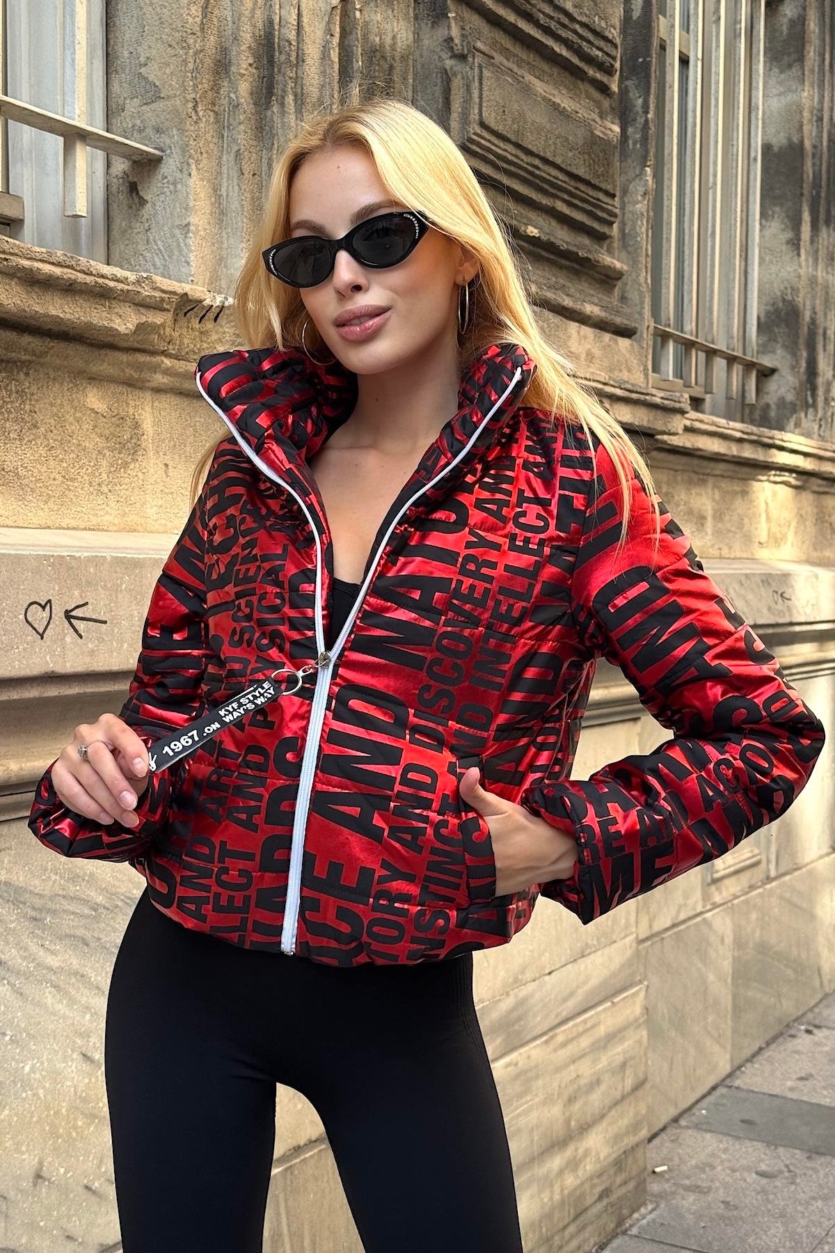 معطف أحمر مطبوع بطباعة زاهية زاهية بياقة قصيرة قابلة للنفخ مع إغلاق بسحاب