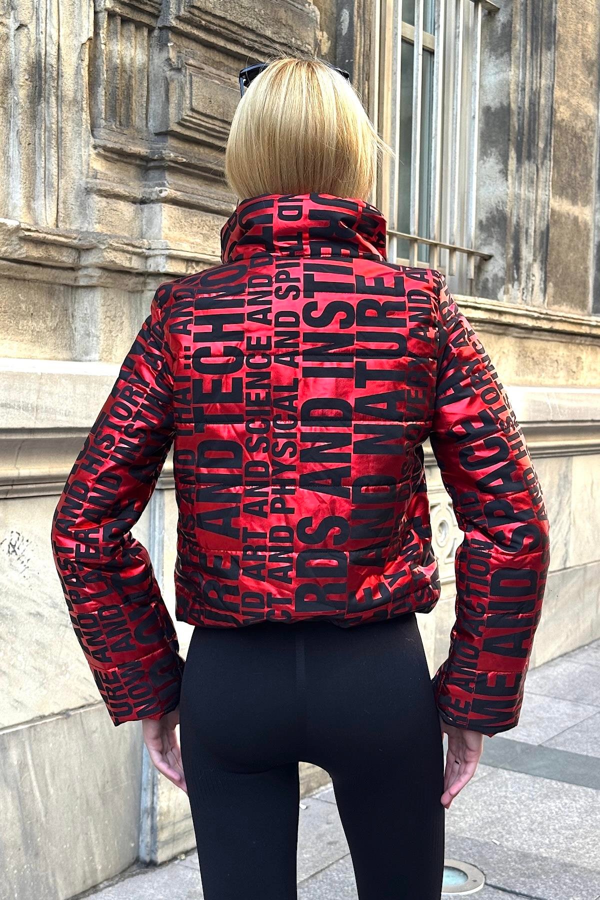 معطف أحمر مطبوع بطباعة زاهية زاهية بياقة قصيرة قابلة للنفخ مع إغلاق بسحاب