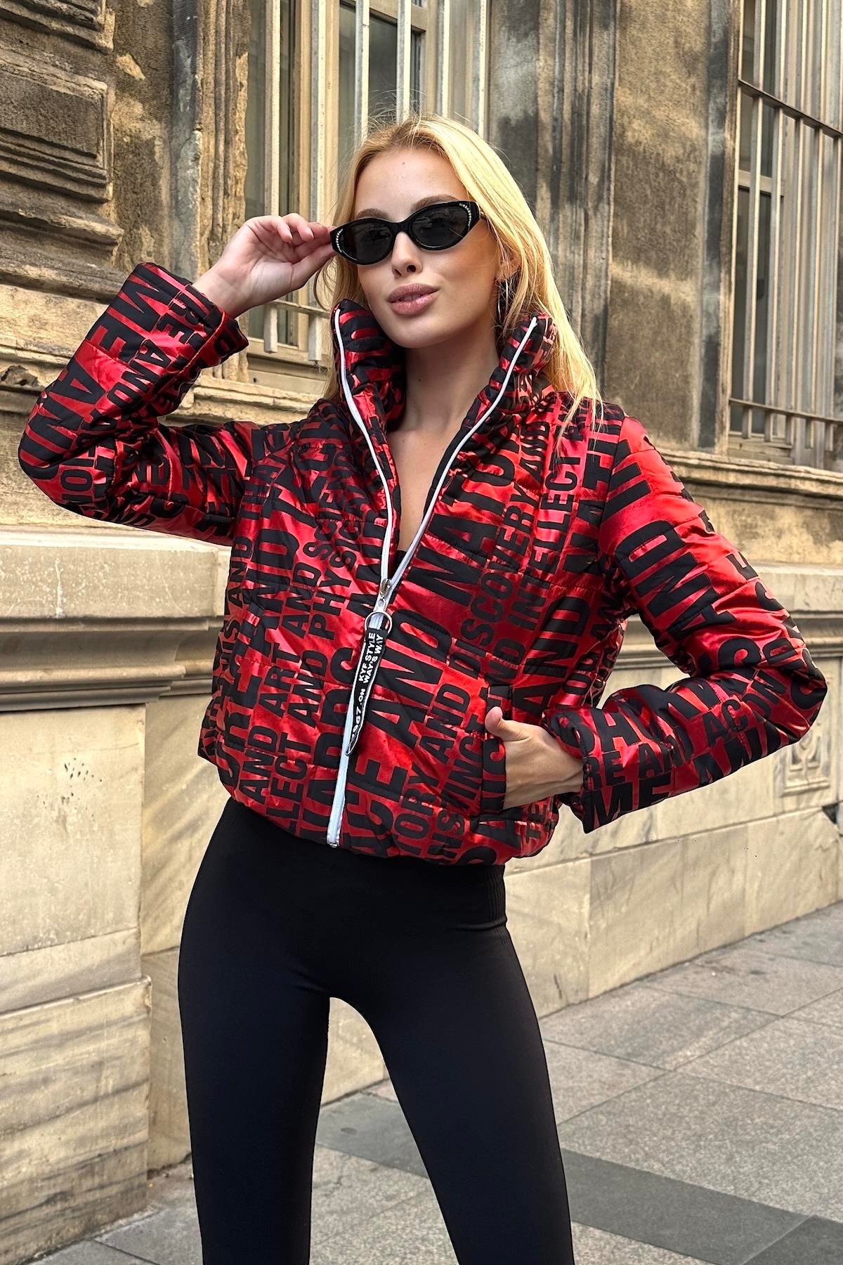 معطف أحمر مطبوع بطباعة زاهية زاهية بياقة قصيرة قابلة للنفخ مع إغلاق بسحاب