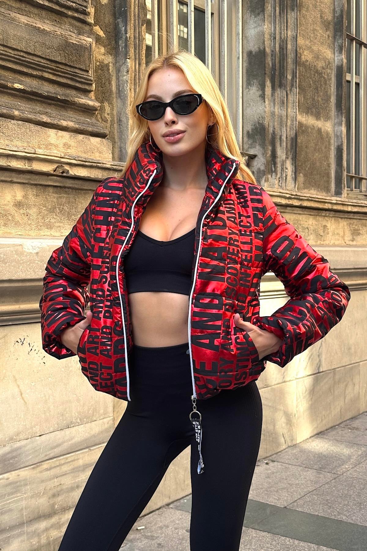 معطف أحمر مطبوع بطباعة زاهية زاهية بياقة قصيرة قابلة للنفخ مع إغلاق بسحاب