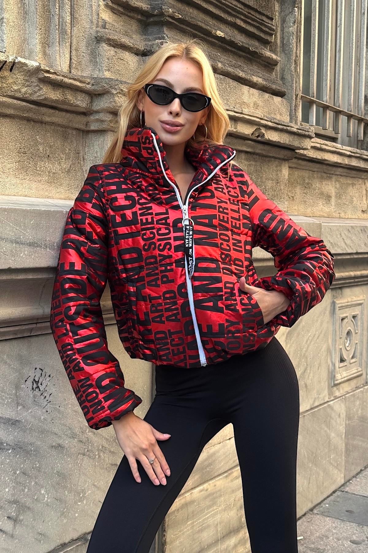 معطف أحمر مطبوع بطباعة زاهية زاهية بياقة قصيرة قابلة للنفخ مع إغلاق بسحاب