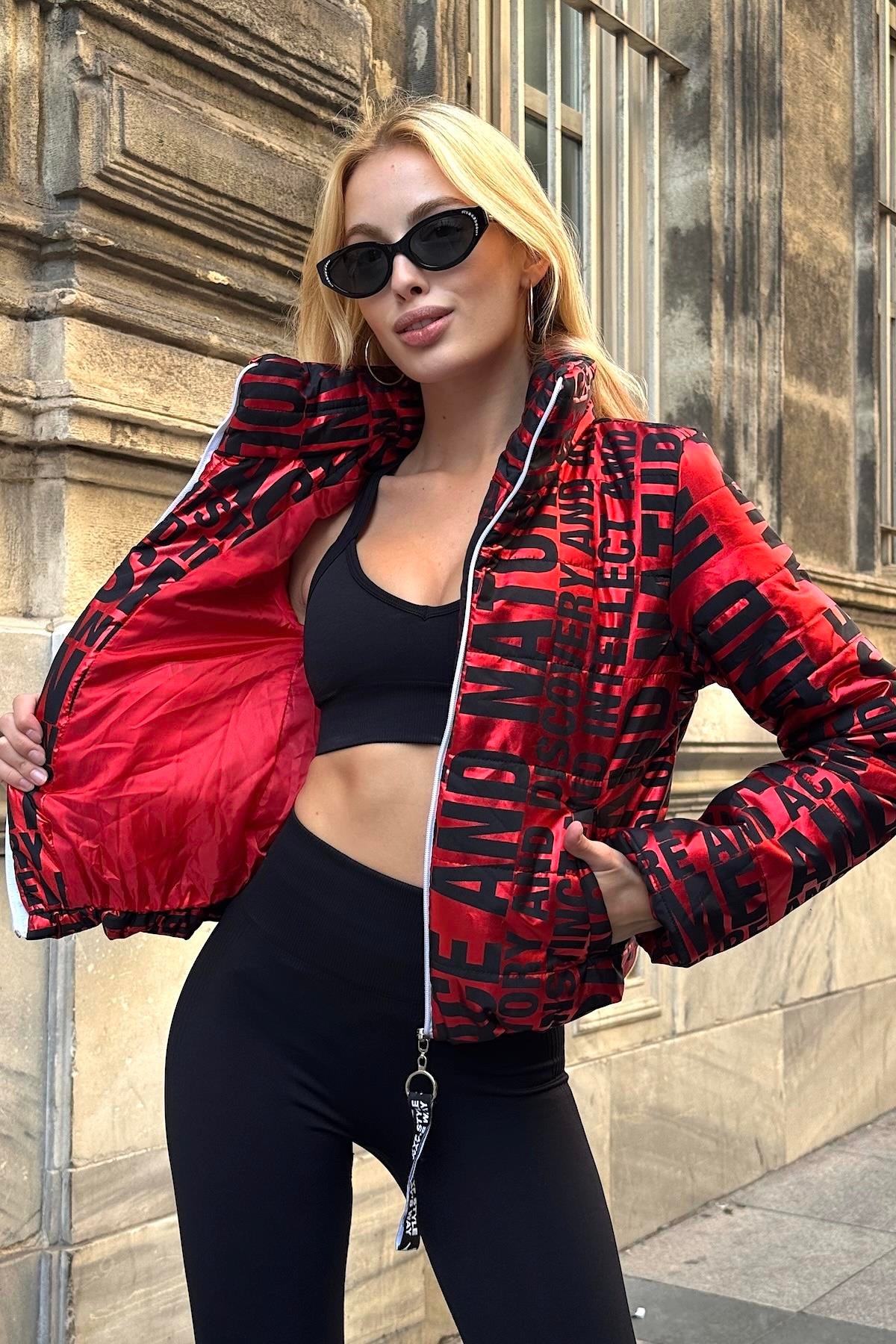 معطف أحمر مطبوع بطباعة زاهية زاهية بياقة قصيرة قابلة للنفخ مع إغلاق بسحاب