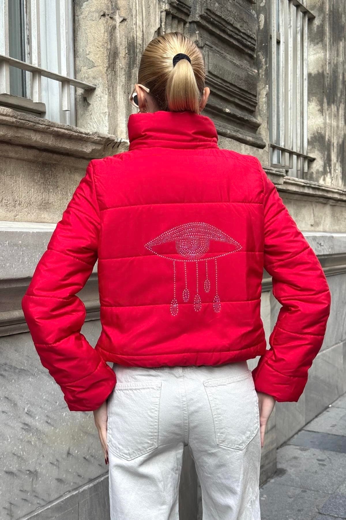 Kırmızı Sırtı Taş Baskılı Dik Yaka Kısa Şişme Mont