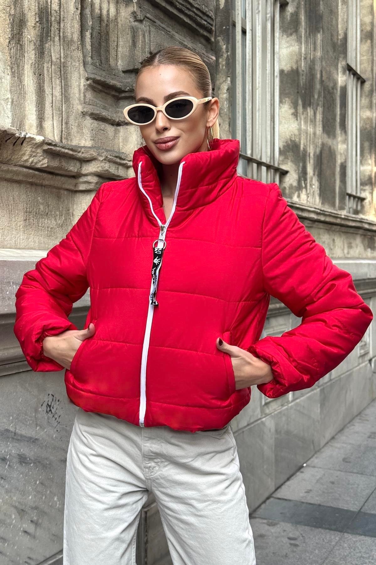 Kırmızı Sırtı Taş Baskılı Dik Yaka Kısa Şişme Mont