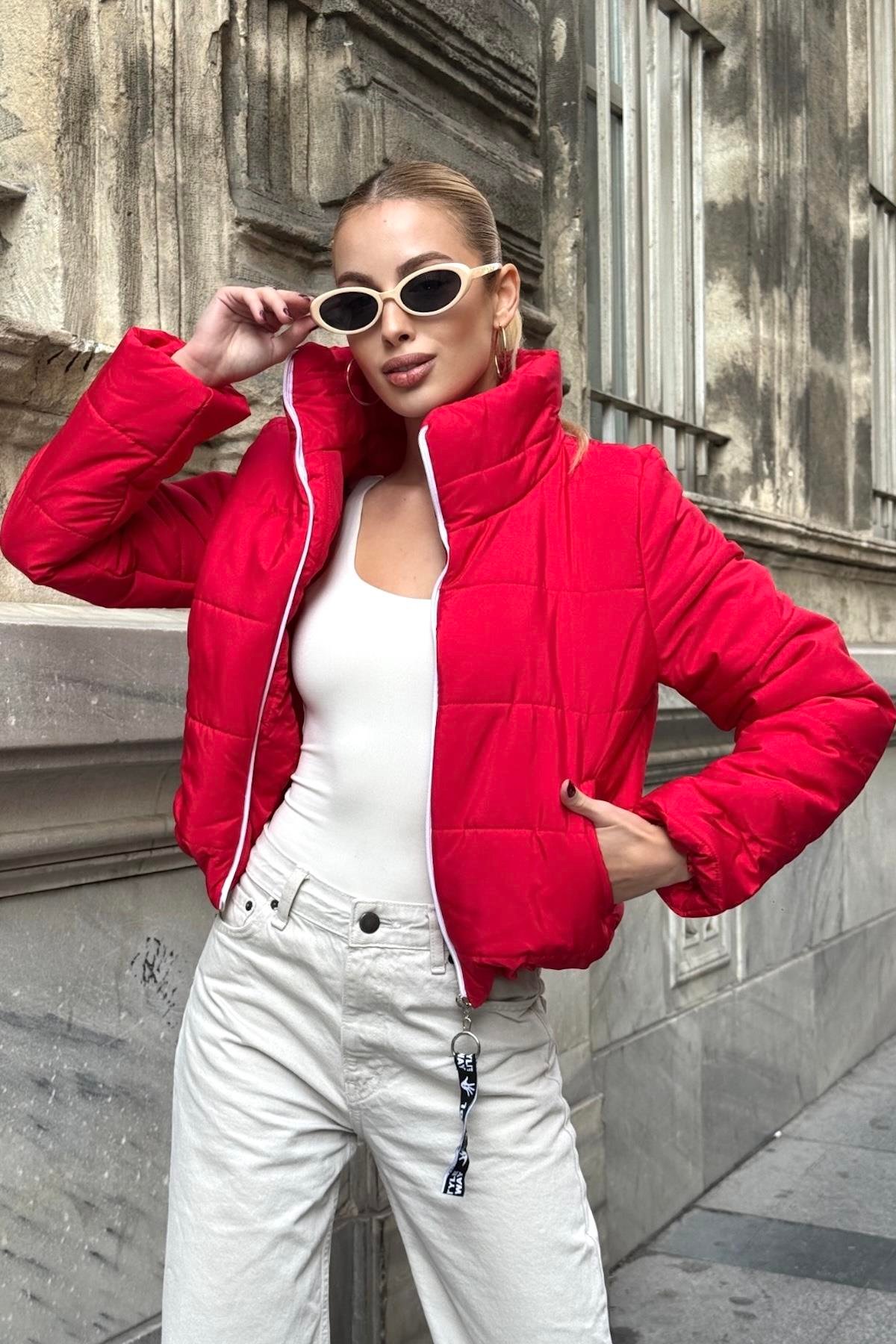 Kırmızı Sırtı Taş Baskılı Dik Yaka Kısa Şişme Mont