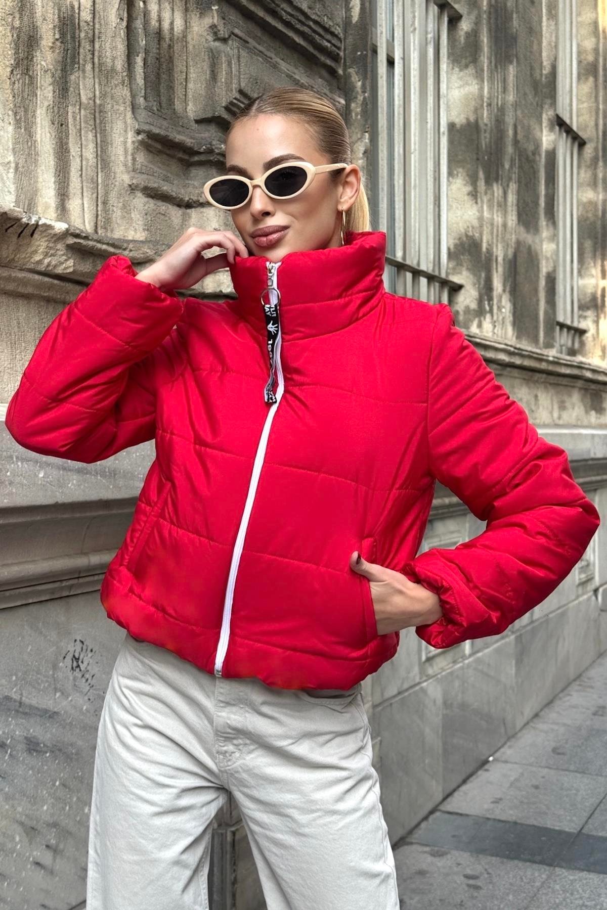 Kırmızı Sırtı Taş Baskılı Dik Yaka Kısa Şişme Mont