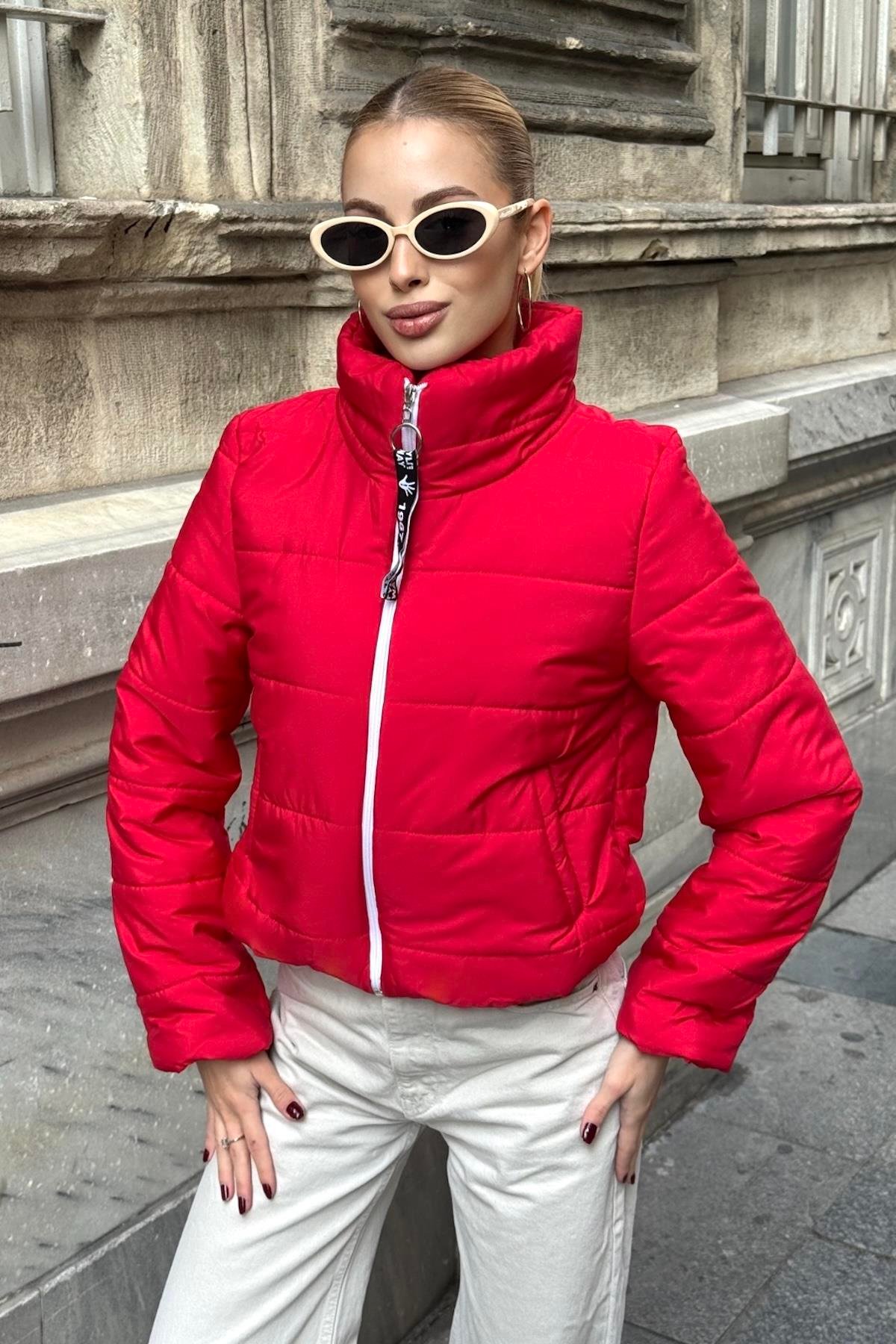 Kırmızı Sırtı Taş Baskılı Dik Yaka Kısa Şişme Mont