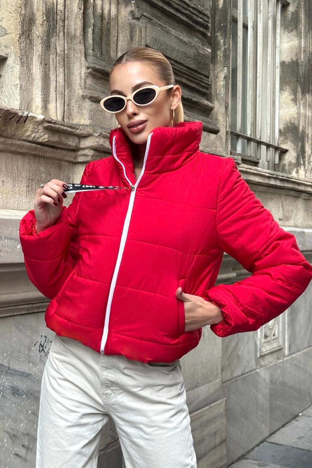 Kırmızı Sırtı Taş Baskılı Dik Yaka Kısa Şişme Mont