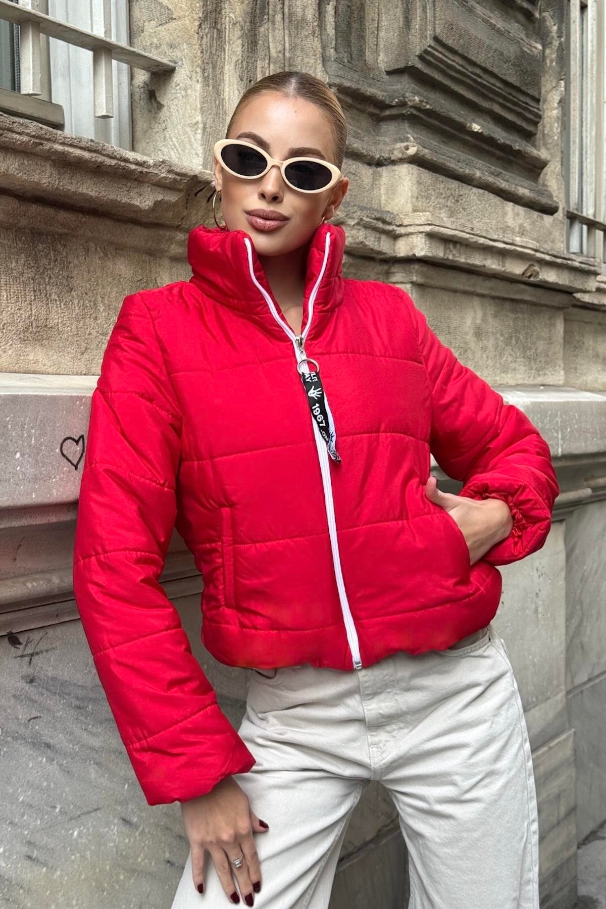 Kırmızı Sırtı Taş Baskılı Dik Yaka Kısa Şişme Mont
