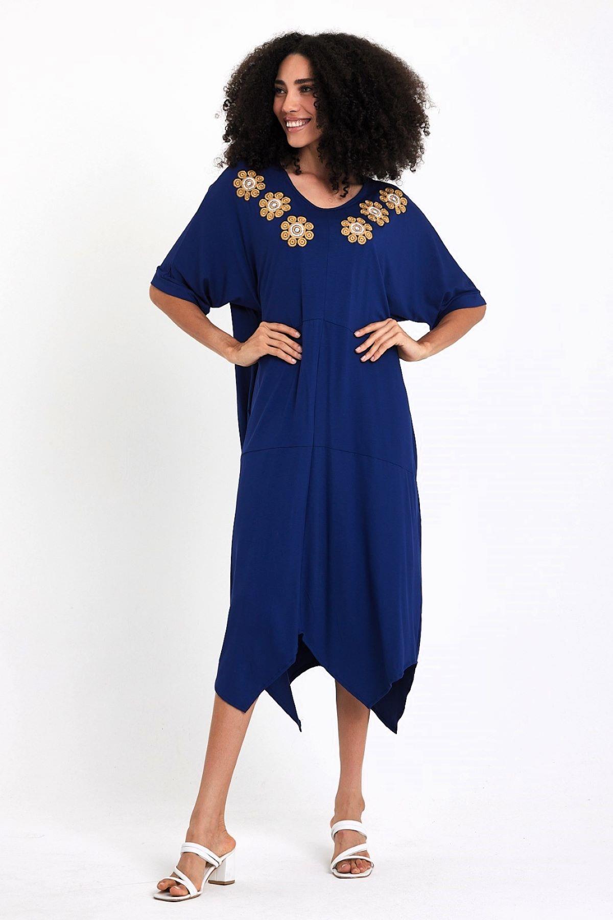 Lacivert V Yaka Kısa Kollu Yakası Çiçek Nakışlı Cepli Asimetrik Midi Penye Elbise