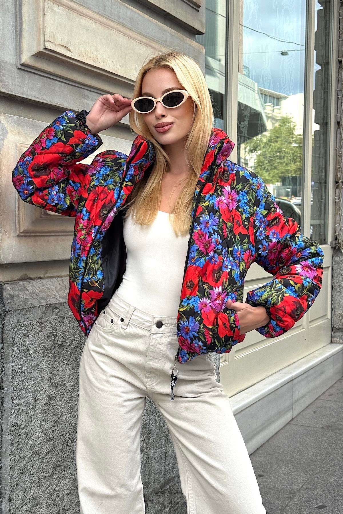 معطف قصير قابل للنفخ أزرق بياقة قائمة برتقالية اللون