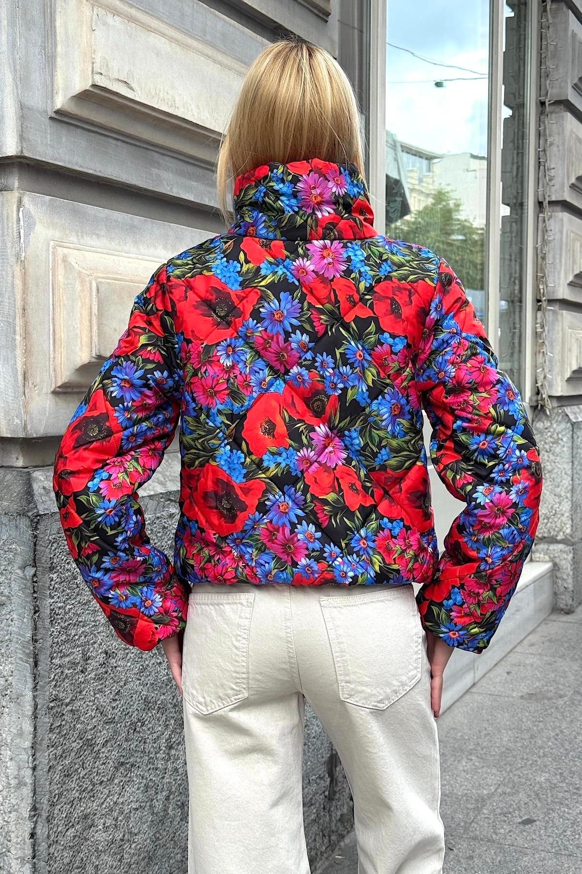 معطف قصير قابل للنفخ أزرق بياقة قائمة برتقالية اللون