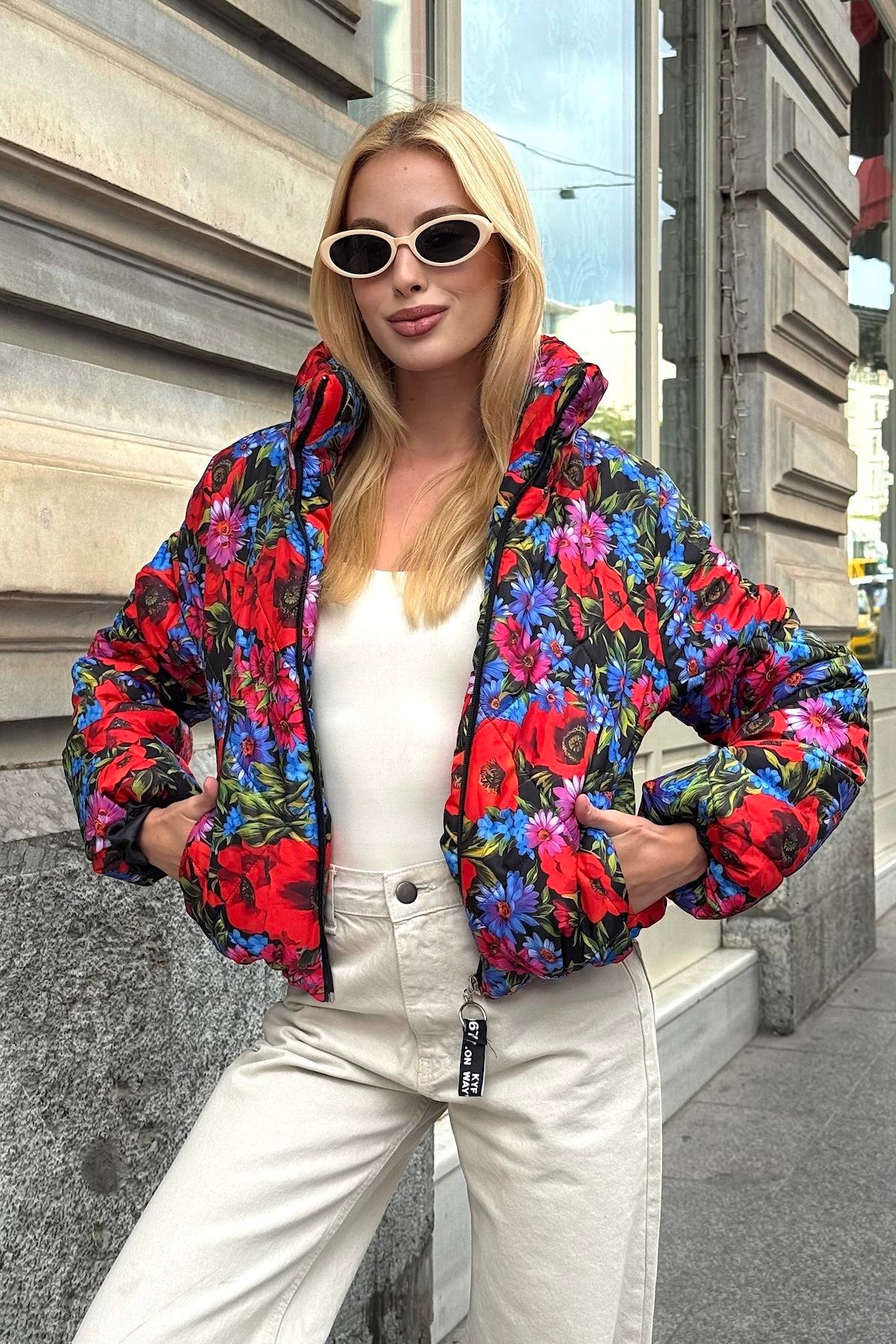 معطف قصير قابل للنفخ أزرق بياقة قائمة برتقالية اللون