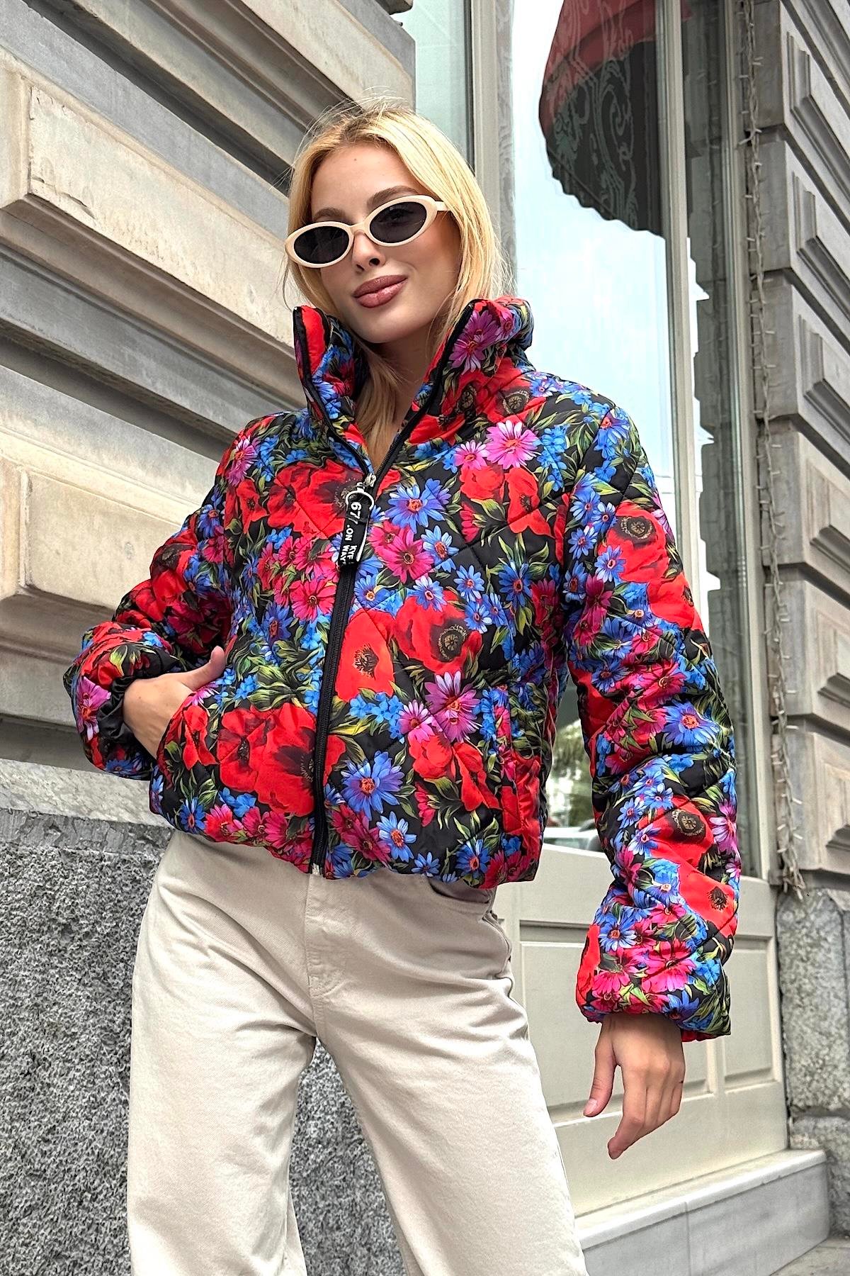 معطف قصير قابل للنفخ أزرق بياقة قائمة برتقالية اللون