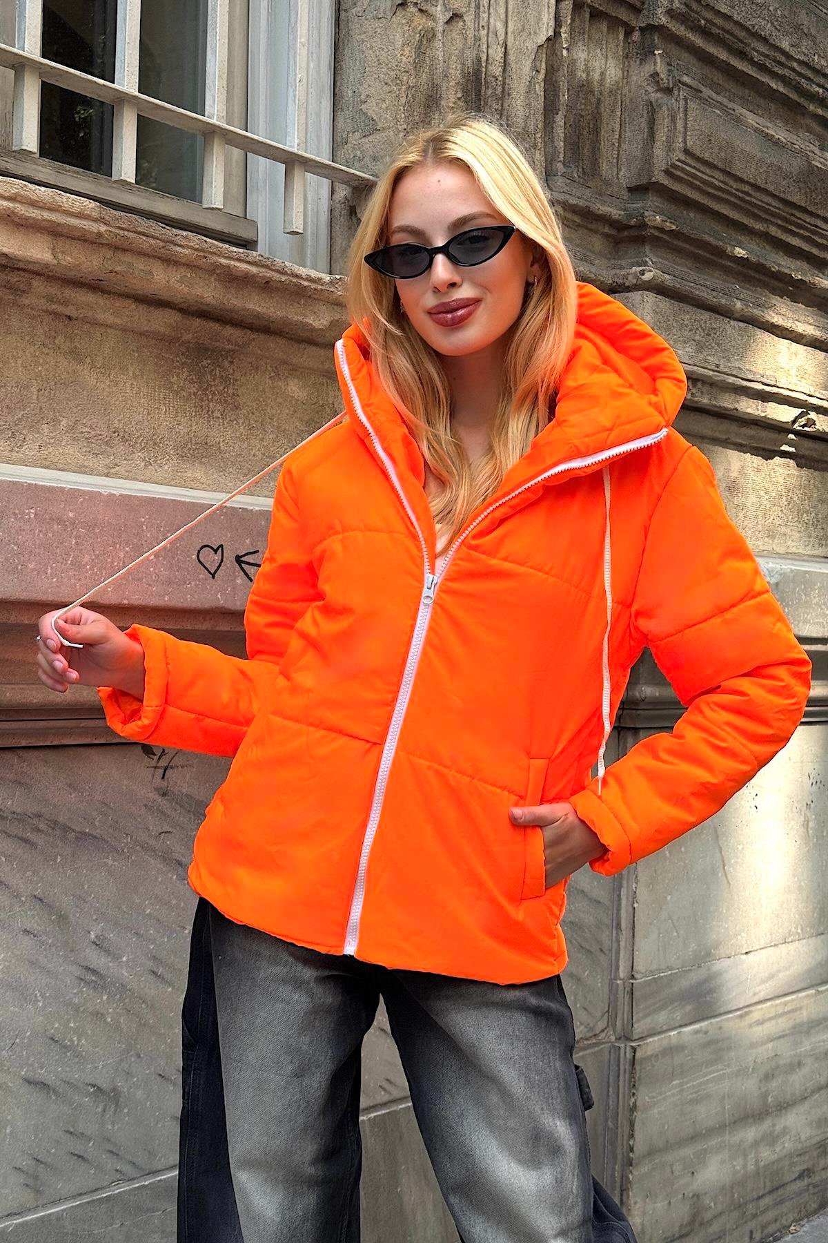 معطف قابل للنفخ برتقالي نيون برتقالي مضاد للماء بقلنسوة