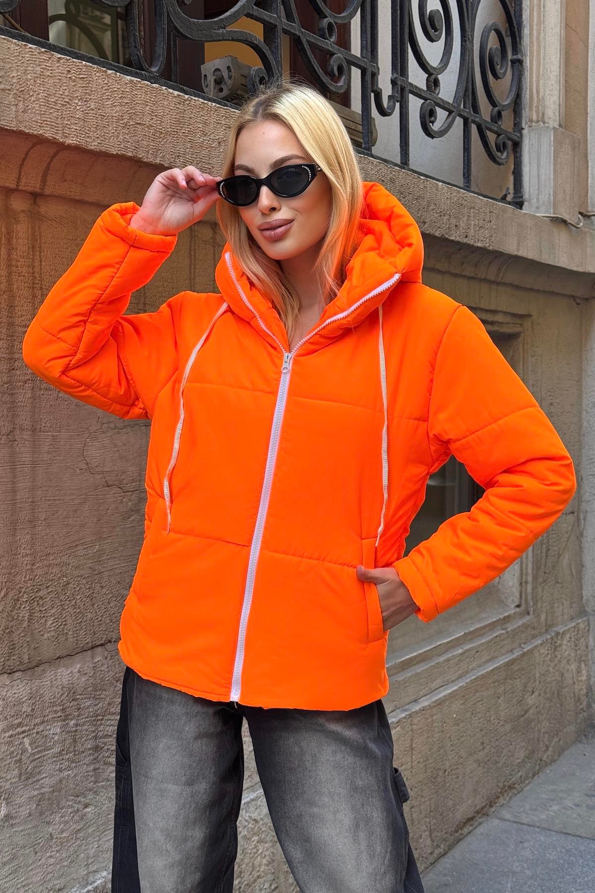 معطف قابل للنفخ برتقالي نيون برتقالي مضاد للماء بقلنسوة
