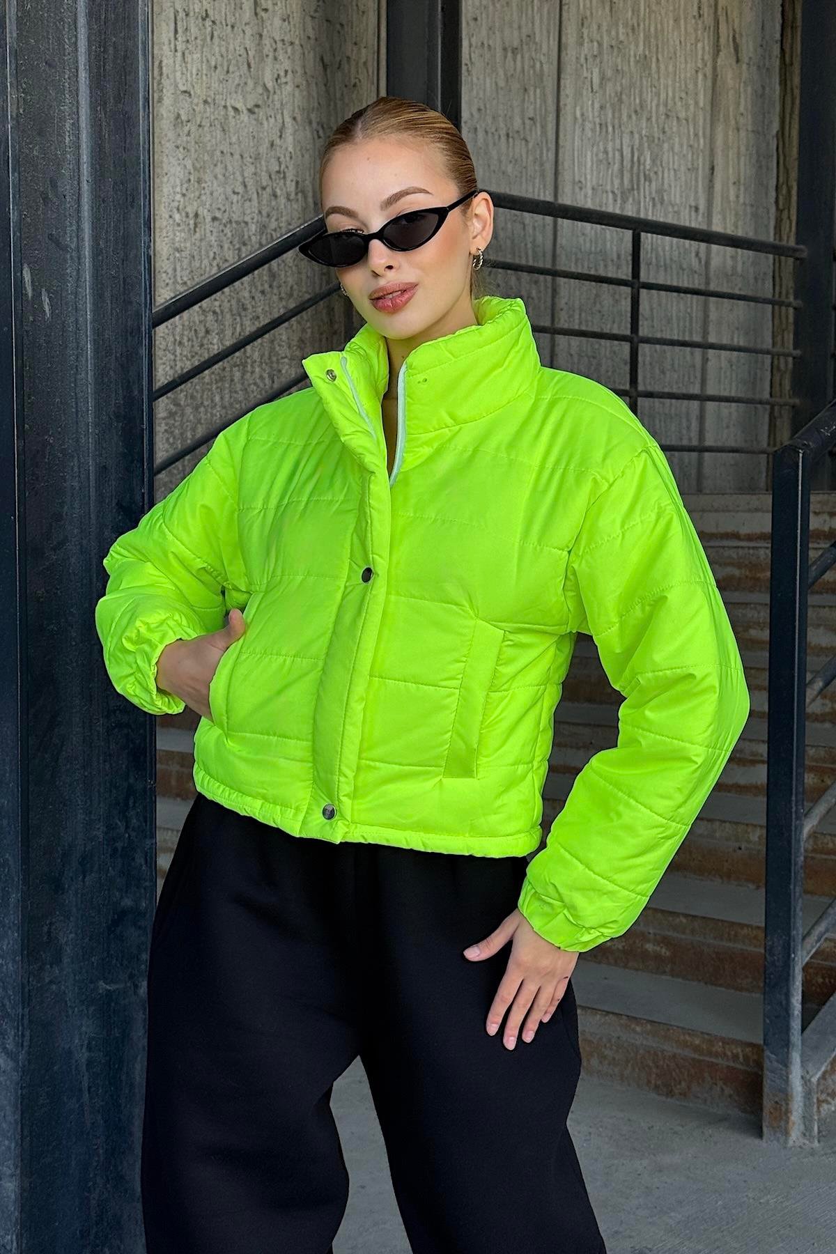 Neon Yeşil Dik Yaka Çıtçıtlı Fermuarlı Kısa Şişme Mont