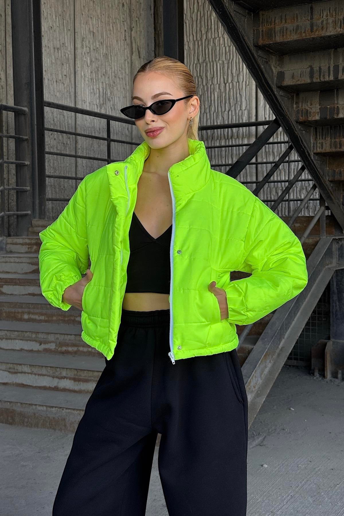 Neon Yeşil Dik Yaka Çıtçıtlı Fermuarlı Kısa Şişme Mont