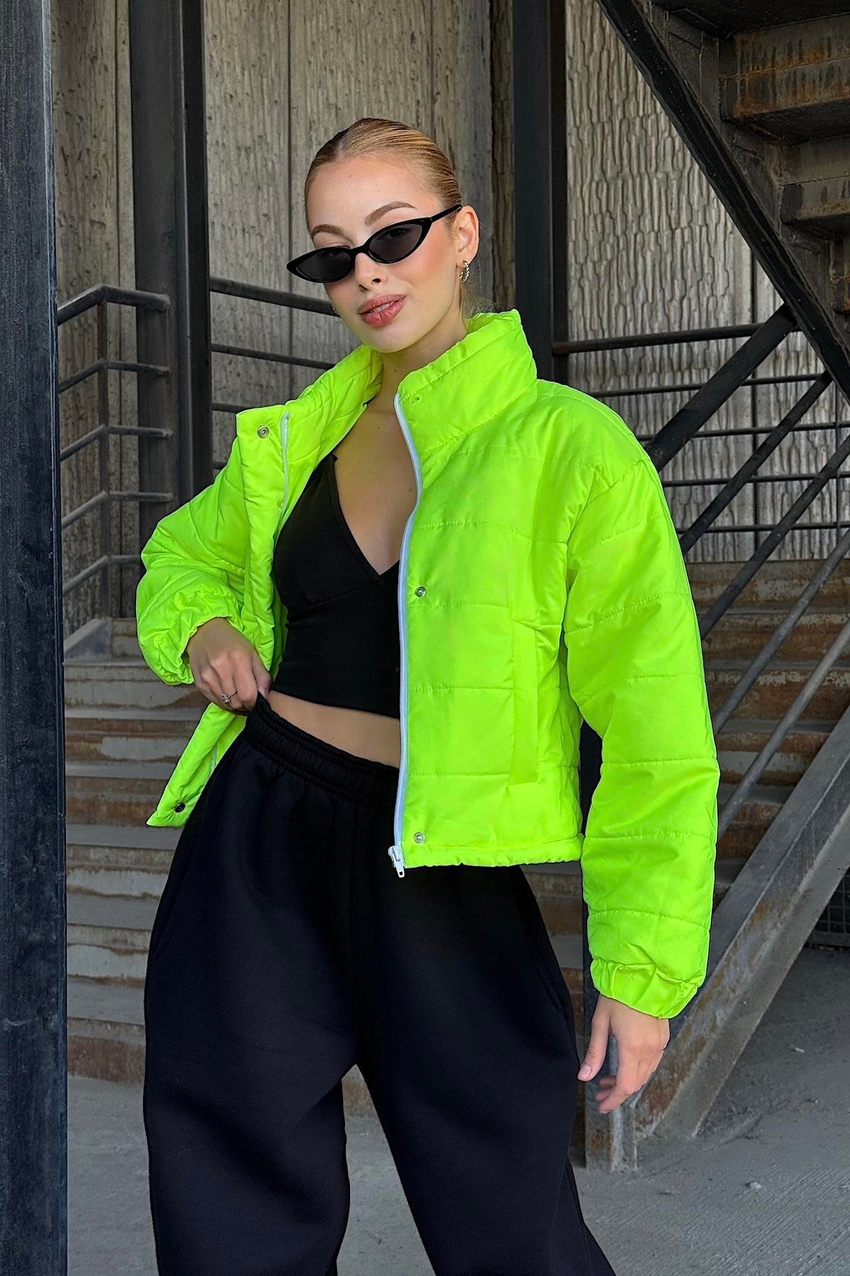 Neon Yeşil Dik Yaka Çıtçıtlı Fermuarlı Kısa Şişme Mont