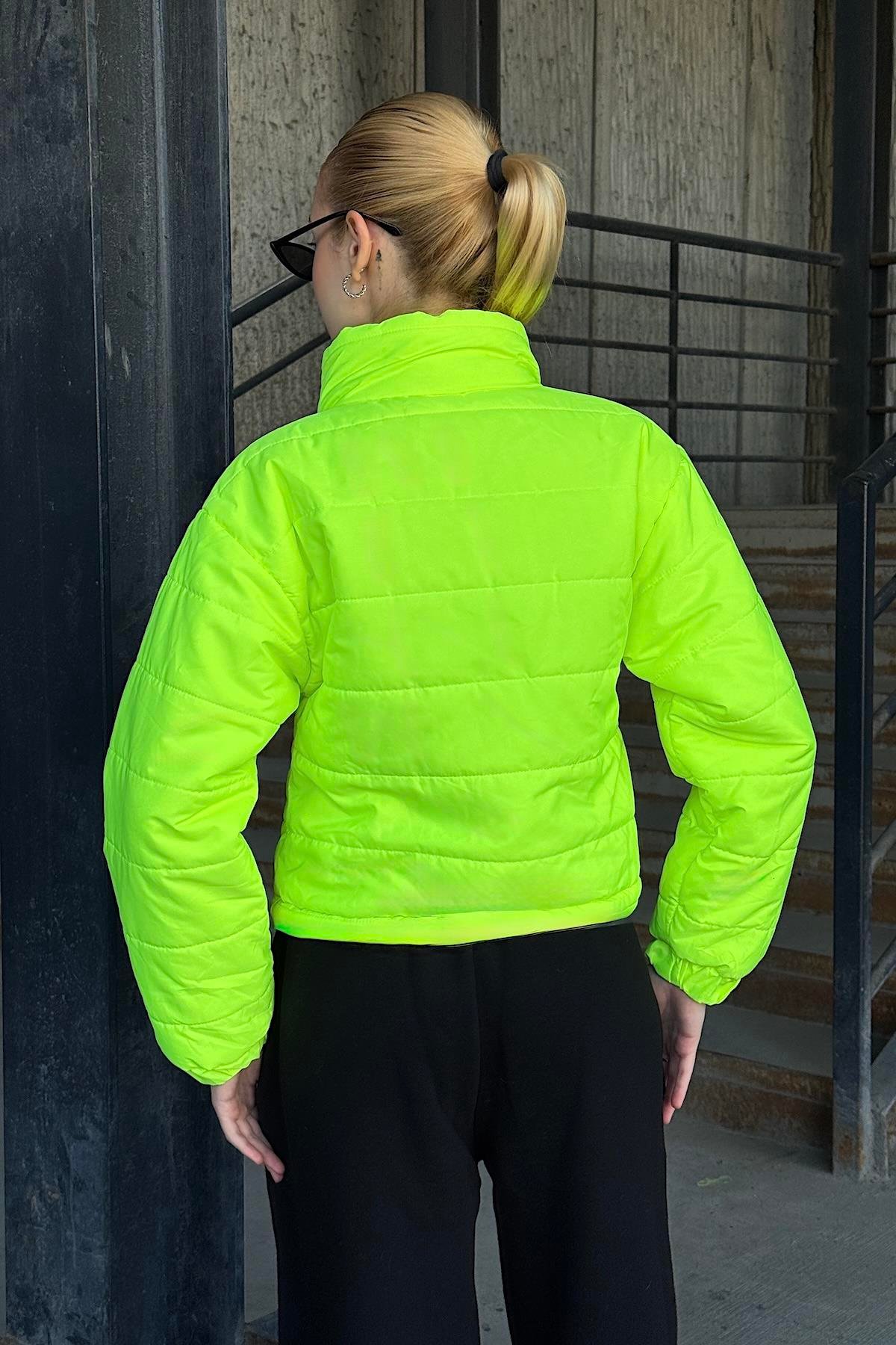 Neon Yeşil Dik Yaka Çıtçıtlı Fermuarlı Kısa Şişme Mont