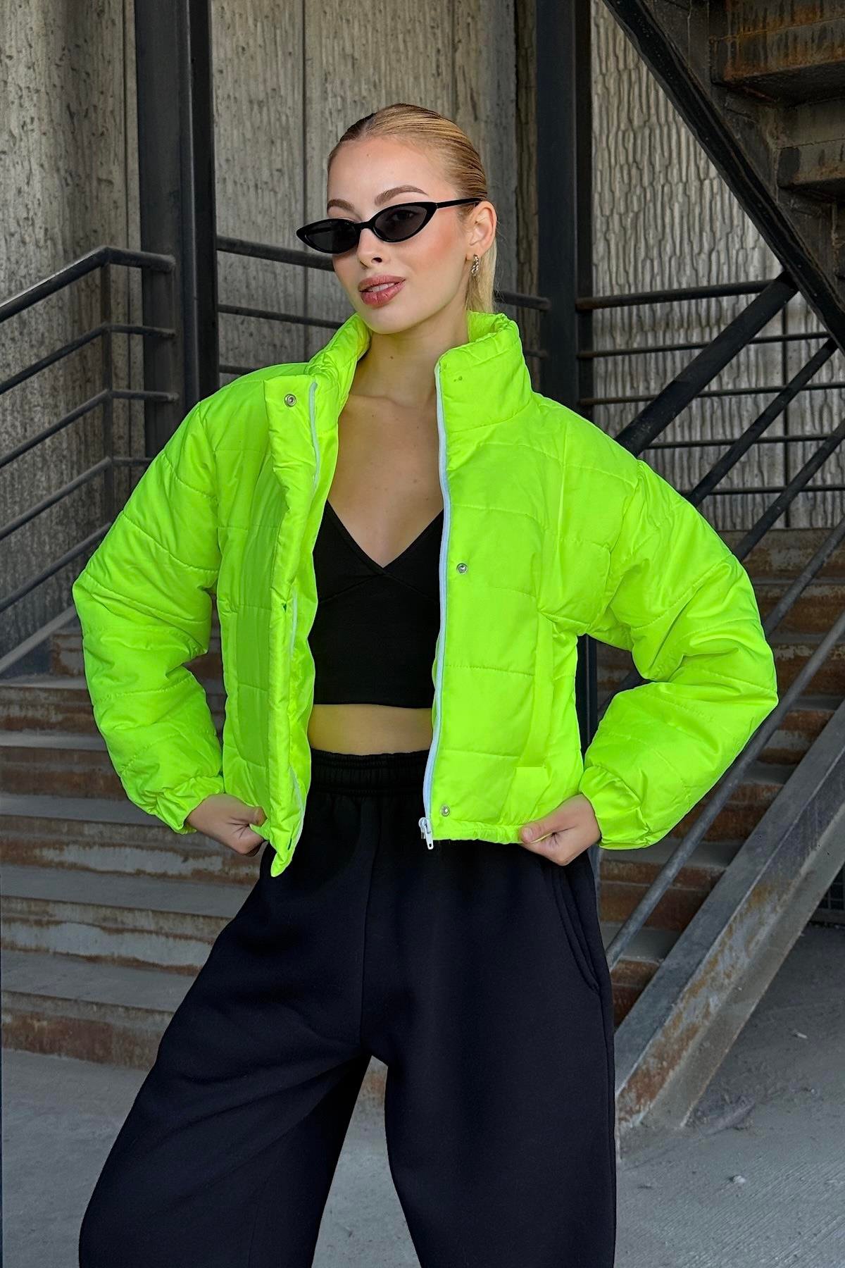 Neon Yeşil Dik Yaka Çıtçıtlı Fermuarlı Kısa Şişme Mont