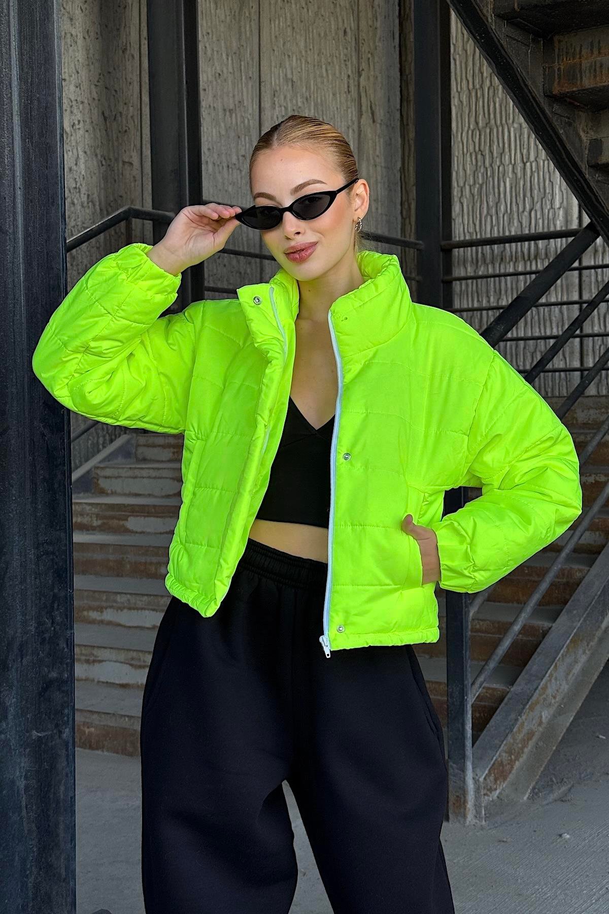 Neon Yeşil Dik Yaka Çıtçıtlı Fermuarlı Kısa Şişme Mont