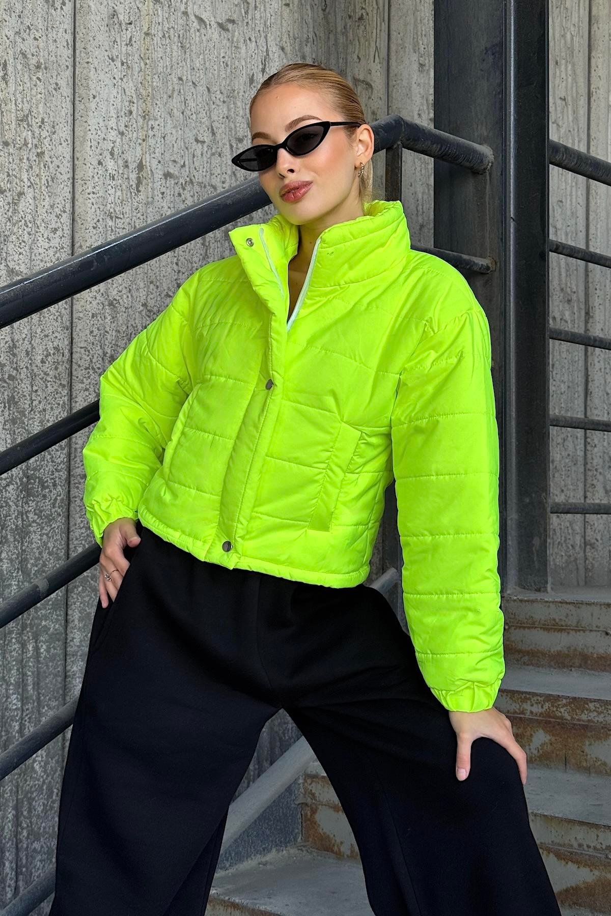 Neon Yeşil Dik Yaka Çıtçıtlı Fermuarlı Kısa Şişme Mont