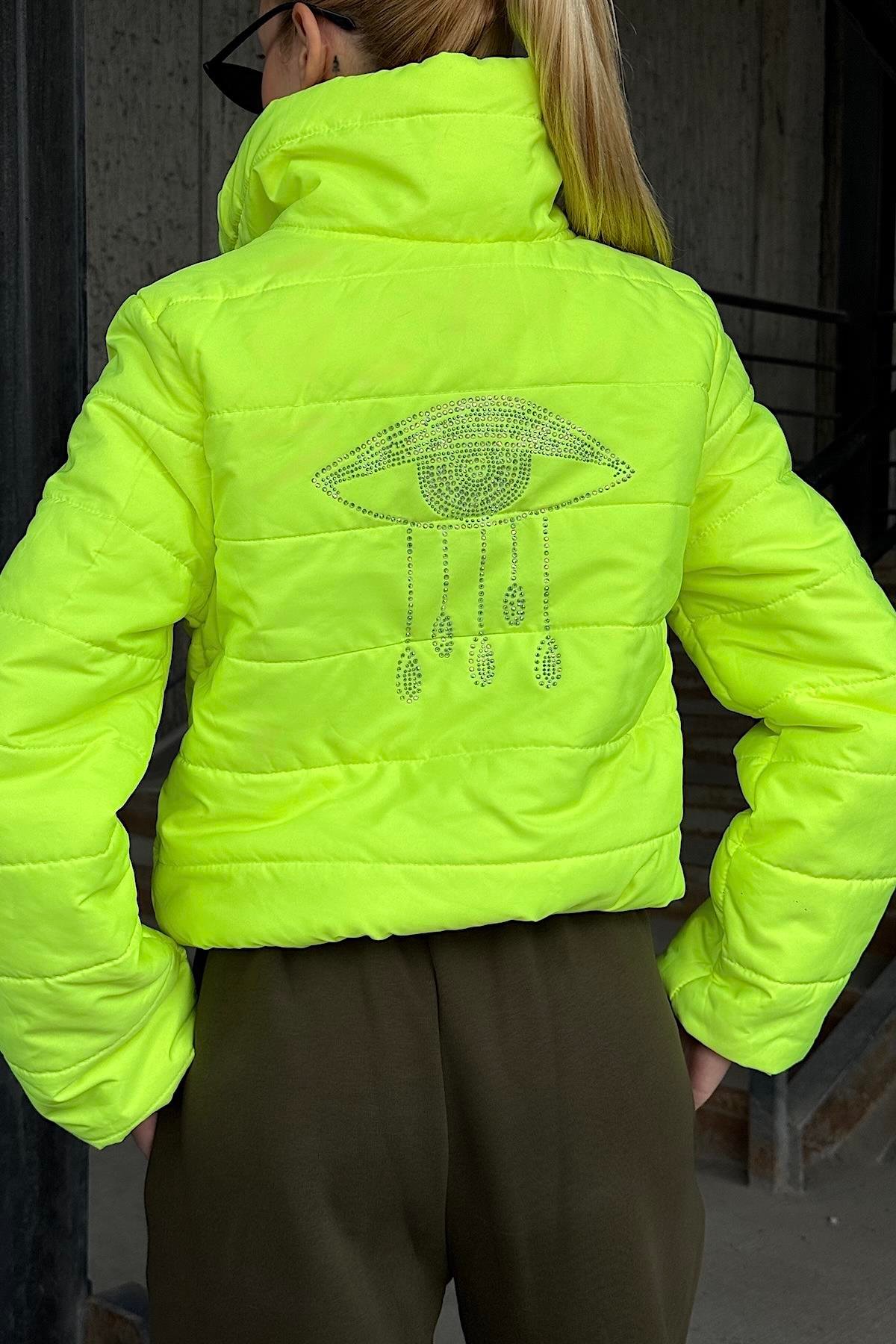 Neon Yeşil Sırtı Taş Baskılı Dik Yaka Kısa Şişme Mont