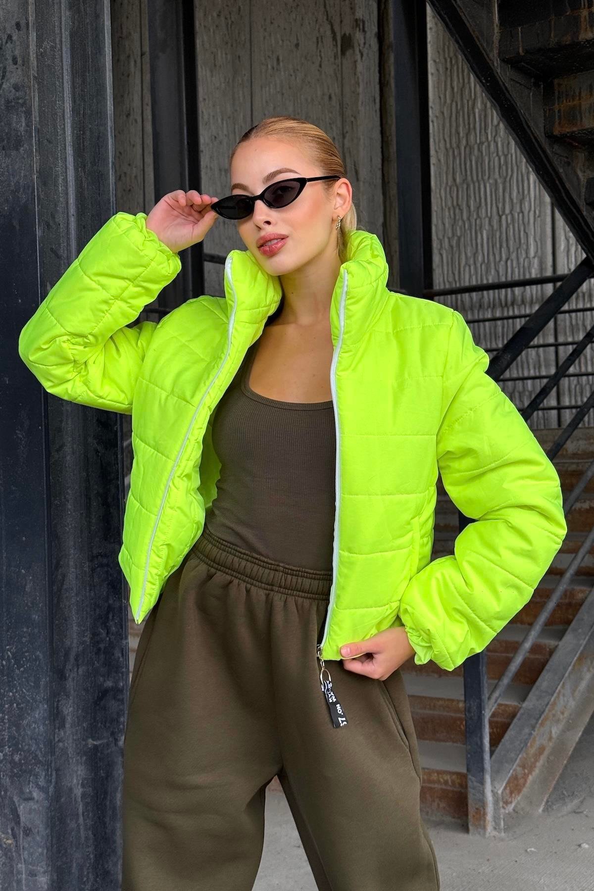 Neon Yeşil Sırtı Taş Baskılı Dik Yaka Kısa Şişme Mont