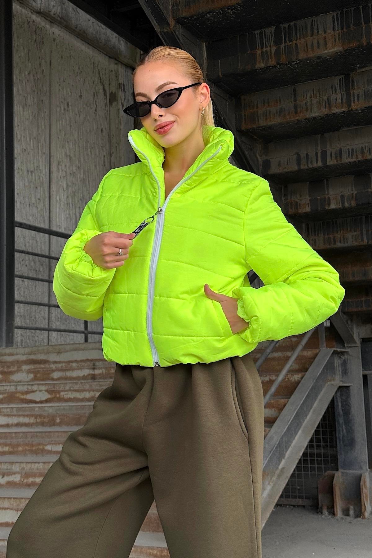 Neon Yeşil Sırtı Taş Baskılı Dik Yaka Kısa Şişme Mont