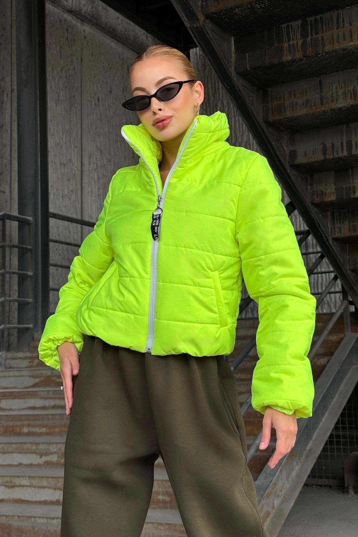 Neon Yeşil Sırtı Taş Baskılı Dik Yaka Kısa Şişme Mont