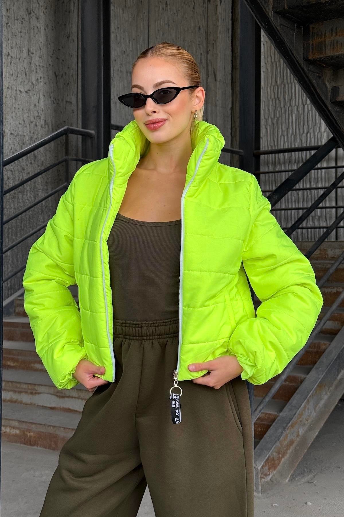 Neon Yeşil Sırtı Taş Baskılı Dik Yaka Kısa Şişme Mont