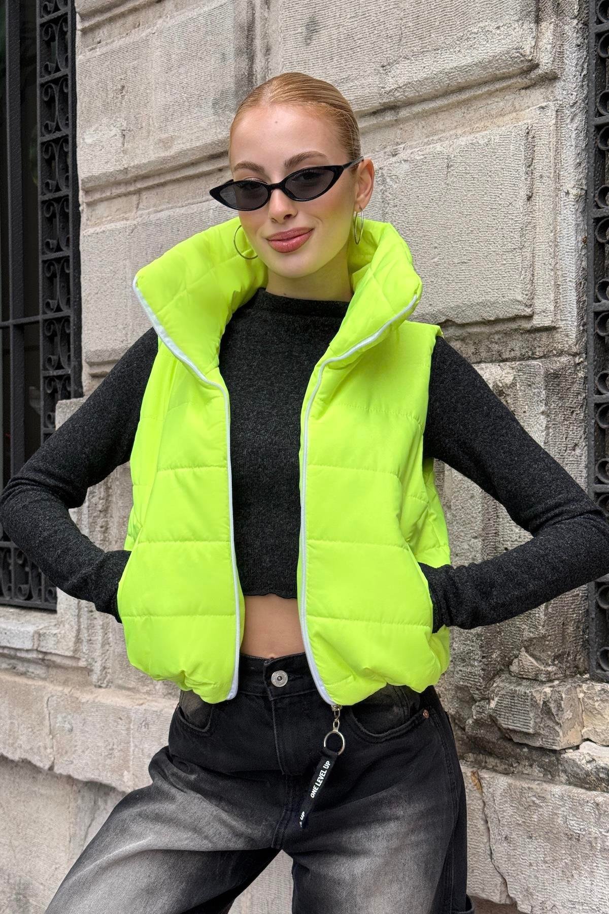 Neon Yeşil Sırtı Taş İşlemeli Dik Yaka Kısa Şişme Yelek