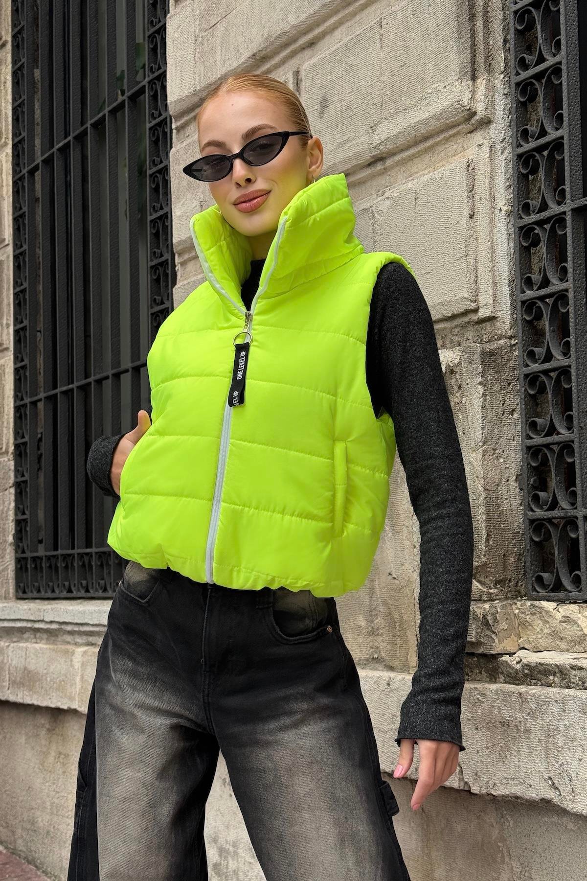 Neon Yeşil Sırtı Taş İşlemeli Dik Yaka Kısa Şişme Yelek