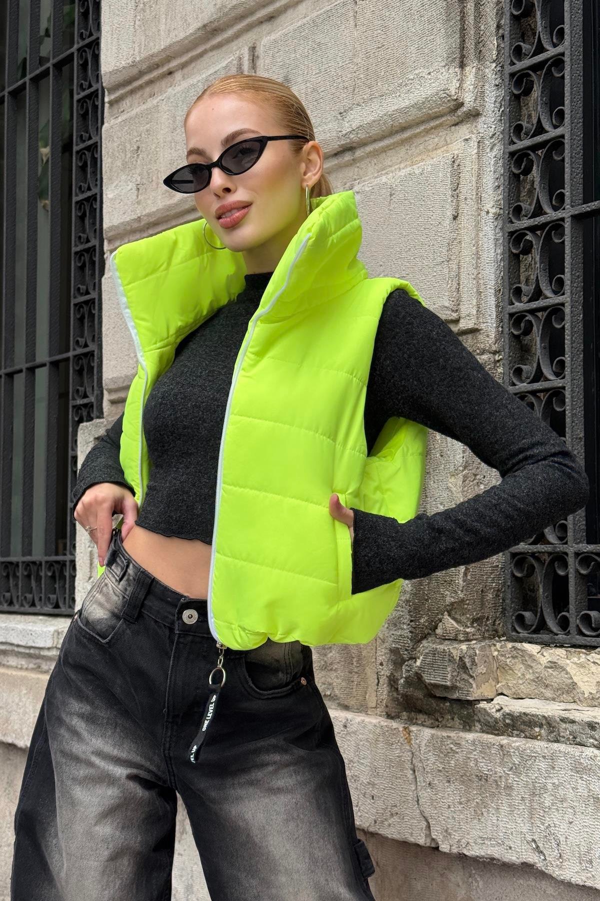 Neon Yeşil Sırtı Taş İşlemeli Dik Yaka Kısa Şişme Yelek