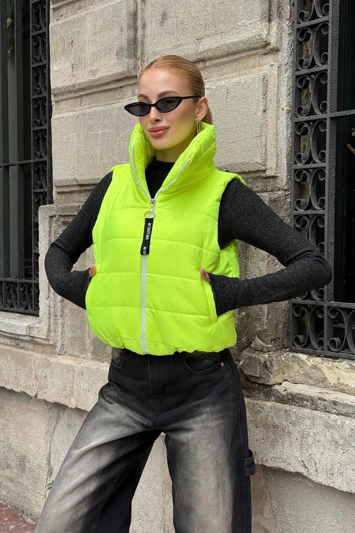Neon Yeşil Sırtı Taş İşlemeli Dik Yaka Kısa Şişme Yelek