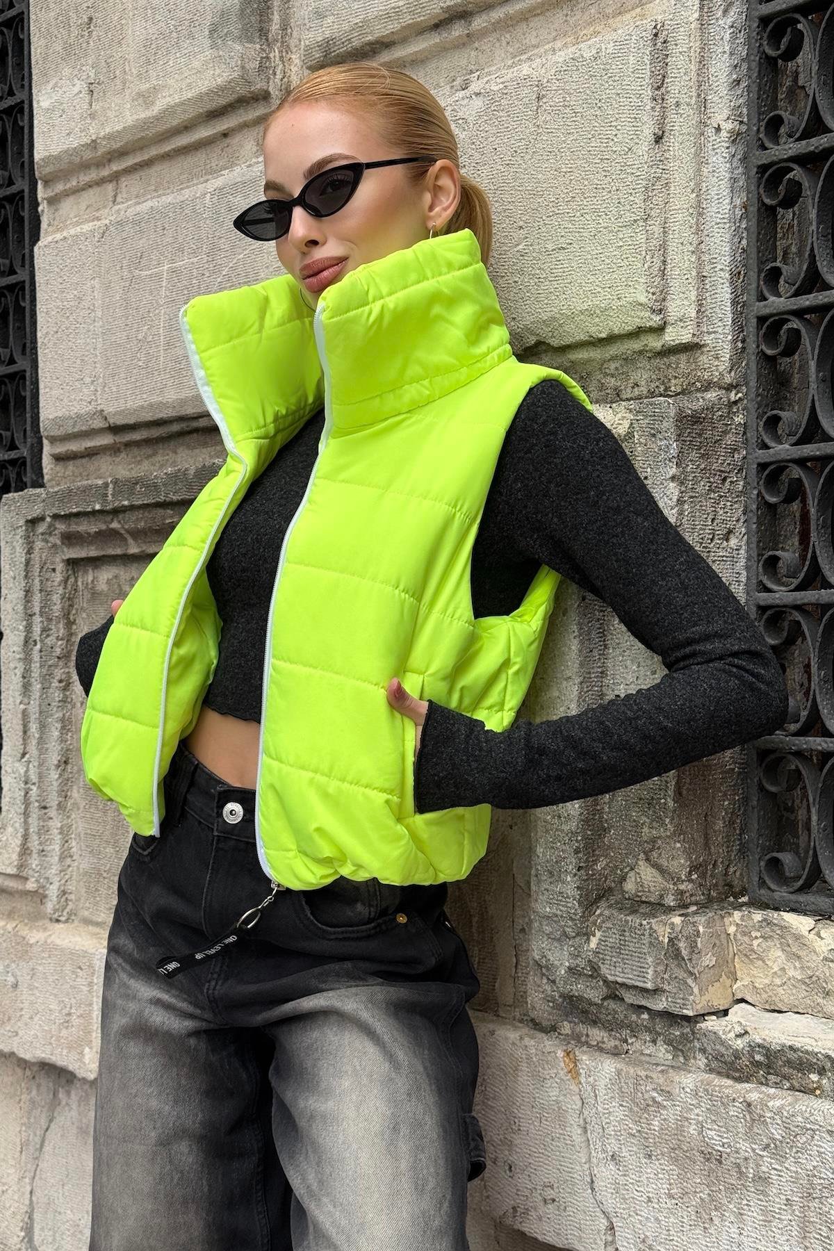 Neon Yeşil Sırtı Taş İşlemeli Dik Yaka Kısa Şişme Yelek