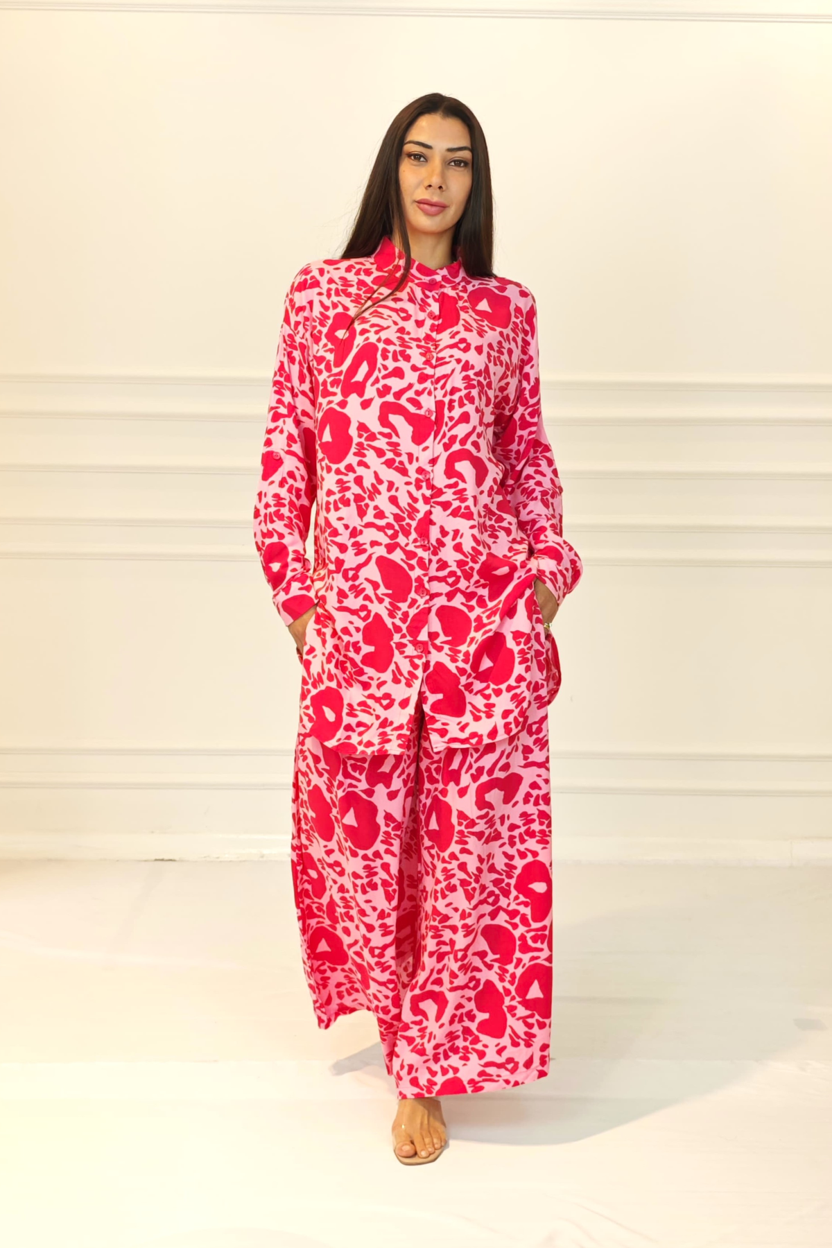 Pembe Desenli Dik Yaka Kolu Apoletli Cepli Gömlek Pantolon Takım