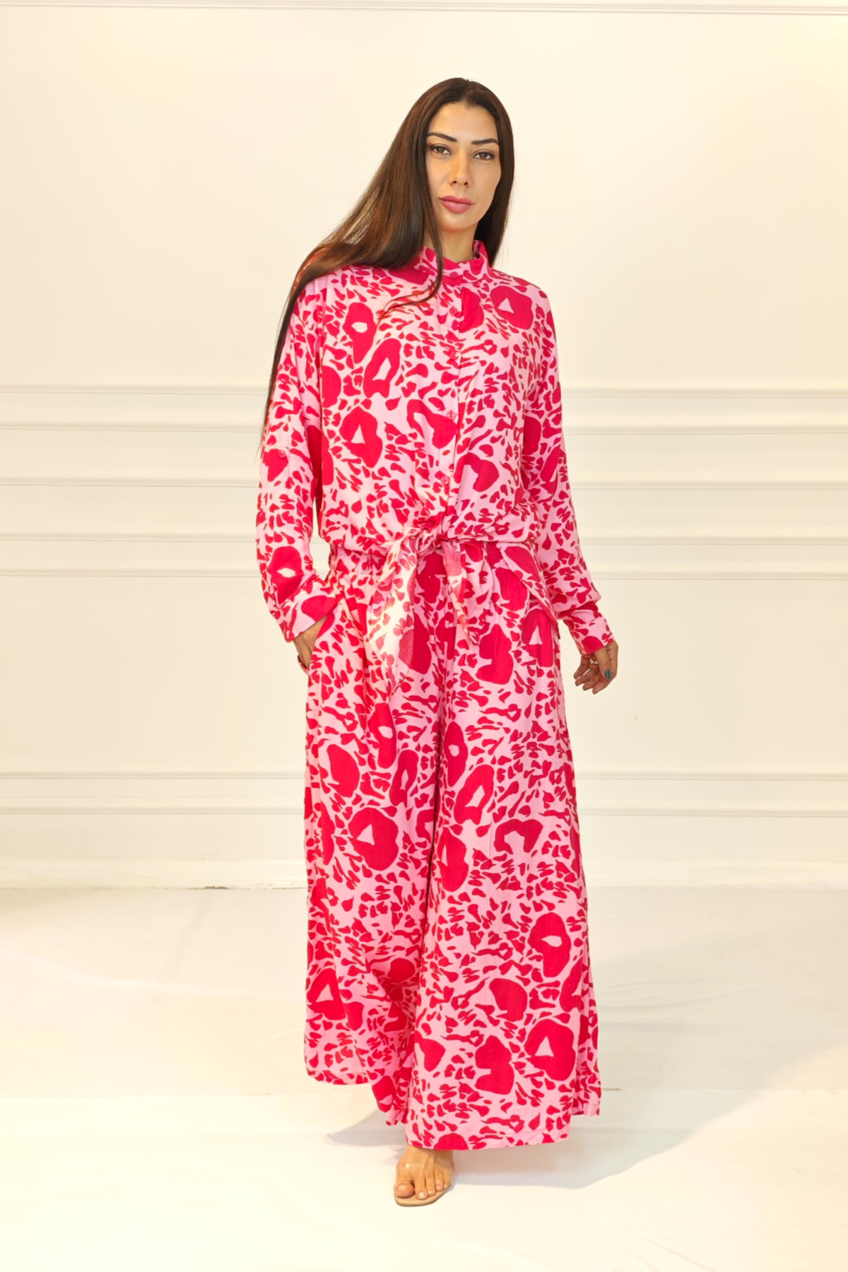 Pembe Desenli Dik Yaka Kolu Apoletli Cepli Gömlek Pantolon Takım