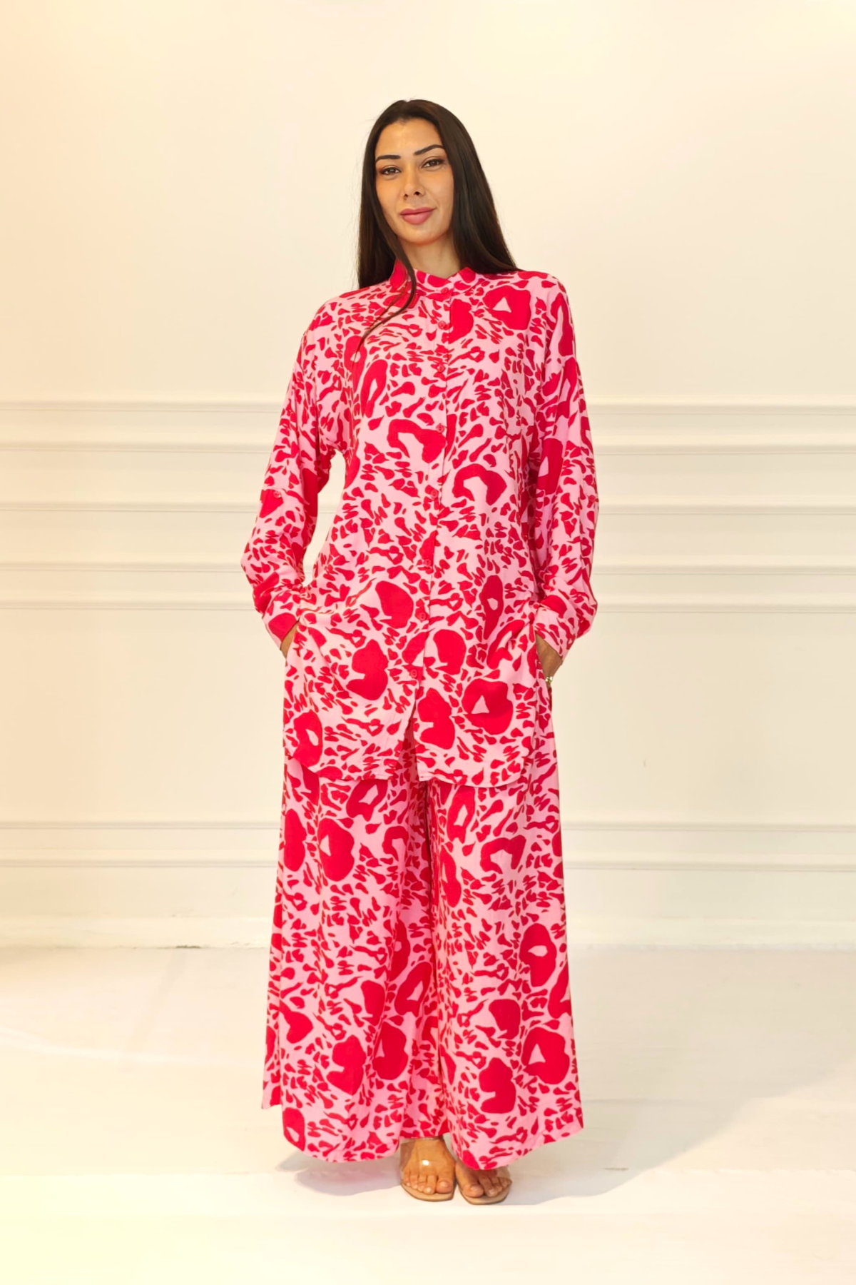 Pembe Desenli Dik Yaka Kolu Apoletli Cepli Gömlek Pantolon Takım