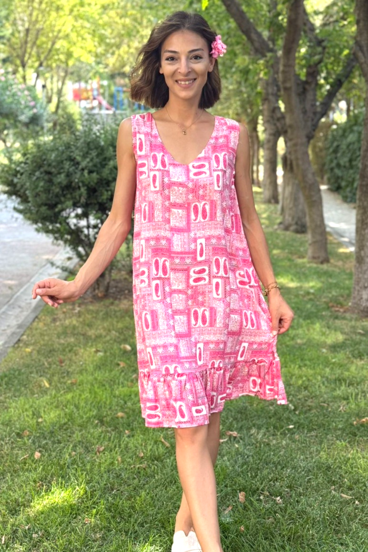 Pembe Desenli Kalın Askılı Fırfırlı Kısa Elbise