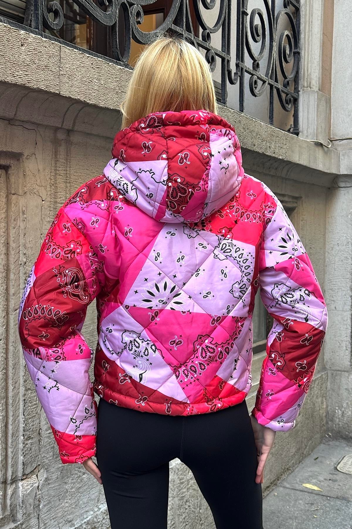 معطف قصير قابل للنفخ منقوش وردي منقوش بقلنسوة بأكمام بسحاب