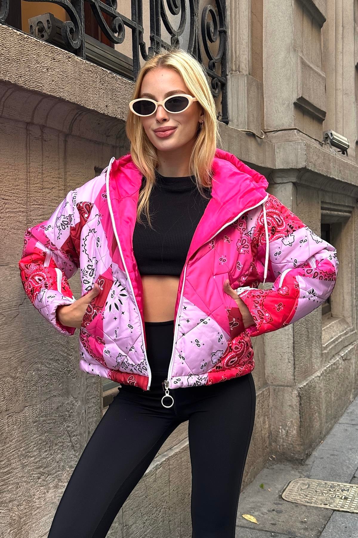 معطف قصير قابل للنفخ منقوش وردي منقوش بقلنسوة بأكمام بسحاب