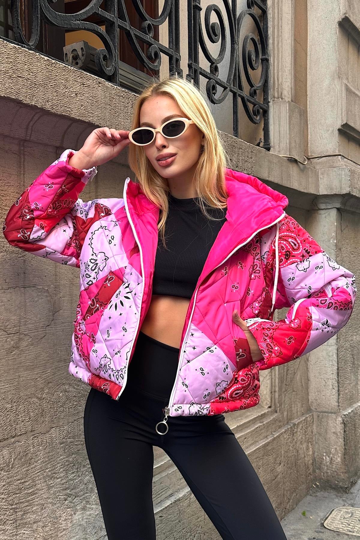 معطف قصير قابل للنفخ منقوش وردي منقوش بقلنسوة بأكمام بسحاب