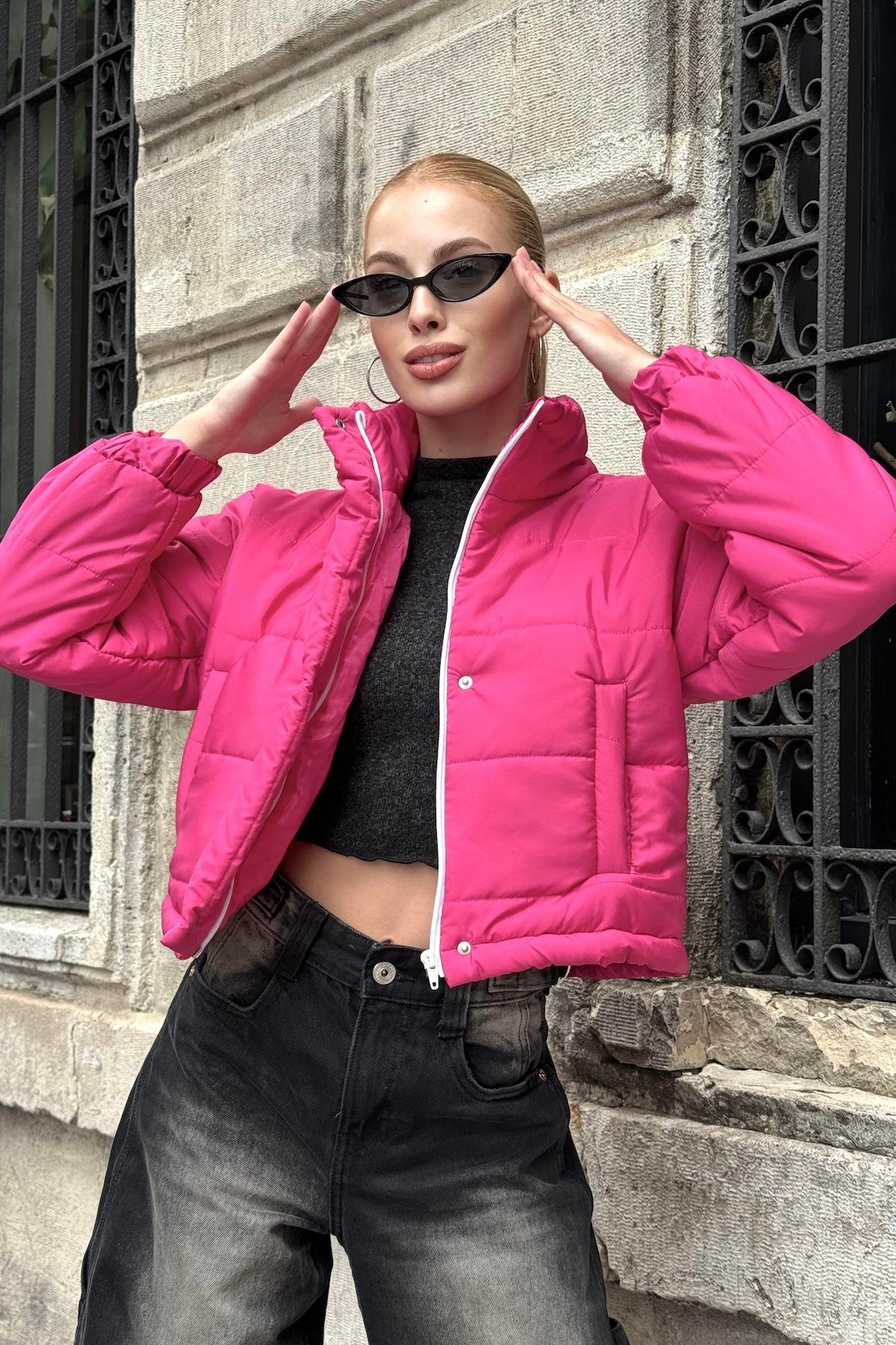 وردي معطف قصير قابل للنفخ بياقة قصيرة بياقة قصيرة مع سحاب قابل للنفخ بسحاب قابل للإغلاق