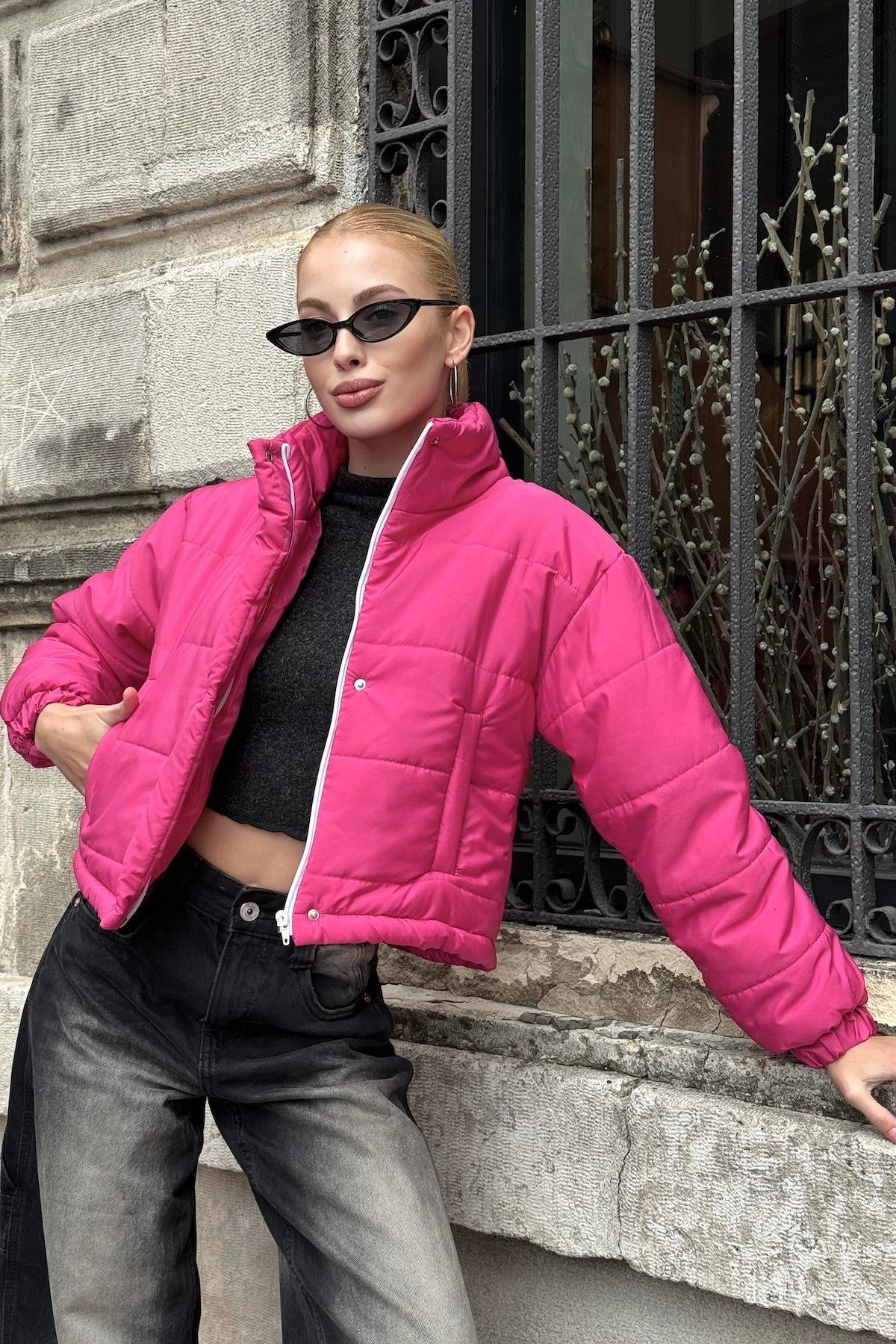 وردي معطف قصير قابل للنفخ بياقة قصيرة بياقة قصيرة مع سحاب قابل للنفخ بسحاب قابل للإغلاق