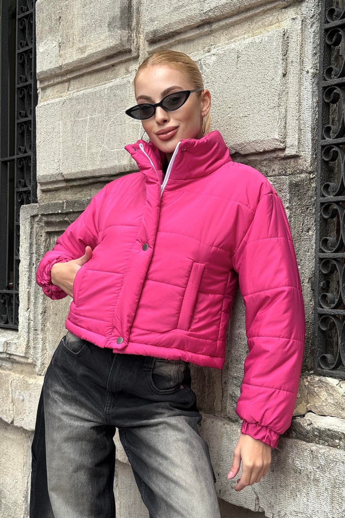 وردي معطف قصير قابل للنفخ بياقة قصيرة بياقة قصيرة مع سحاب قابل للنفخ بسحاب قابل للإغلاق