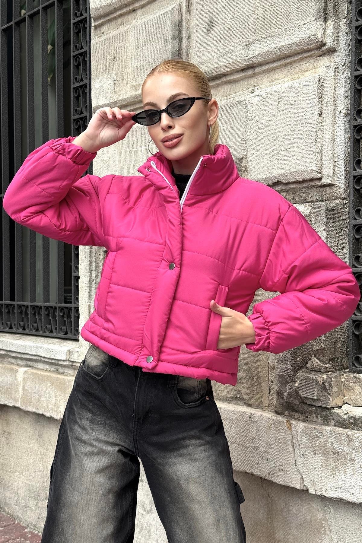 وردي معطف قصير قابل للنفخ بياقة قصيرة بياقة قصيرة مع سحاب قابل للنفخ بسحاب قابل للإغلاق